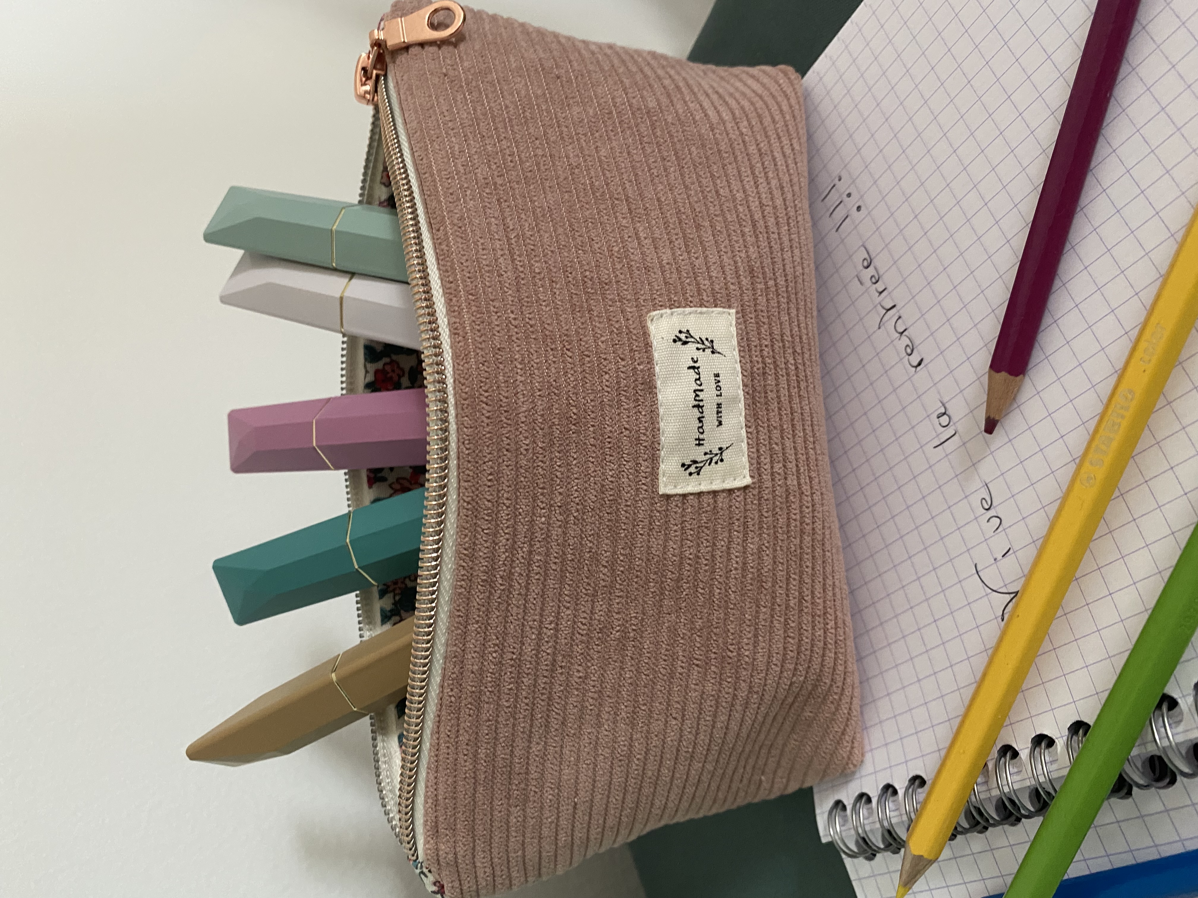 Trousse scolaire en velours côtelé rose – Pastel Couture